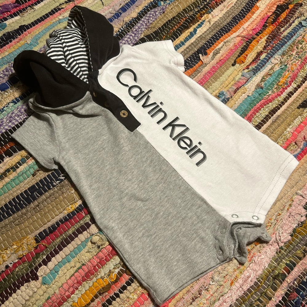 Calvin Klein 🩶 Gray and White Baby Romper 🌞 - Picture 3 of 3
